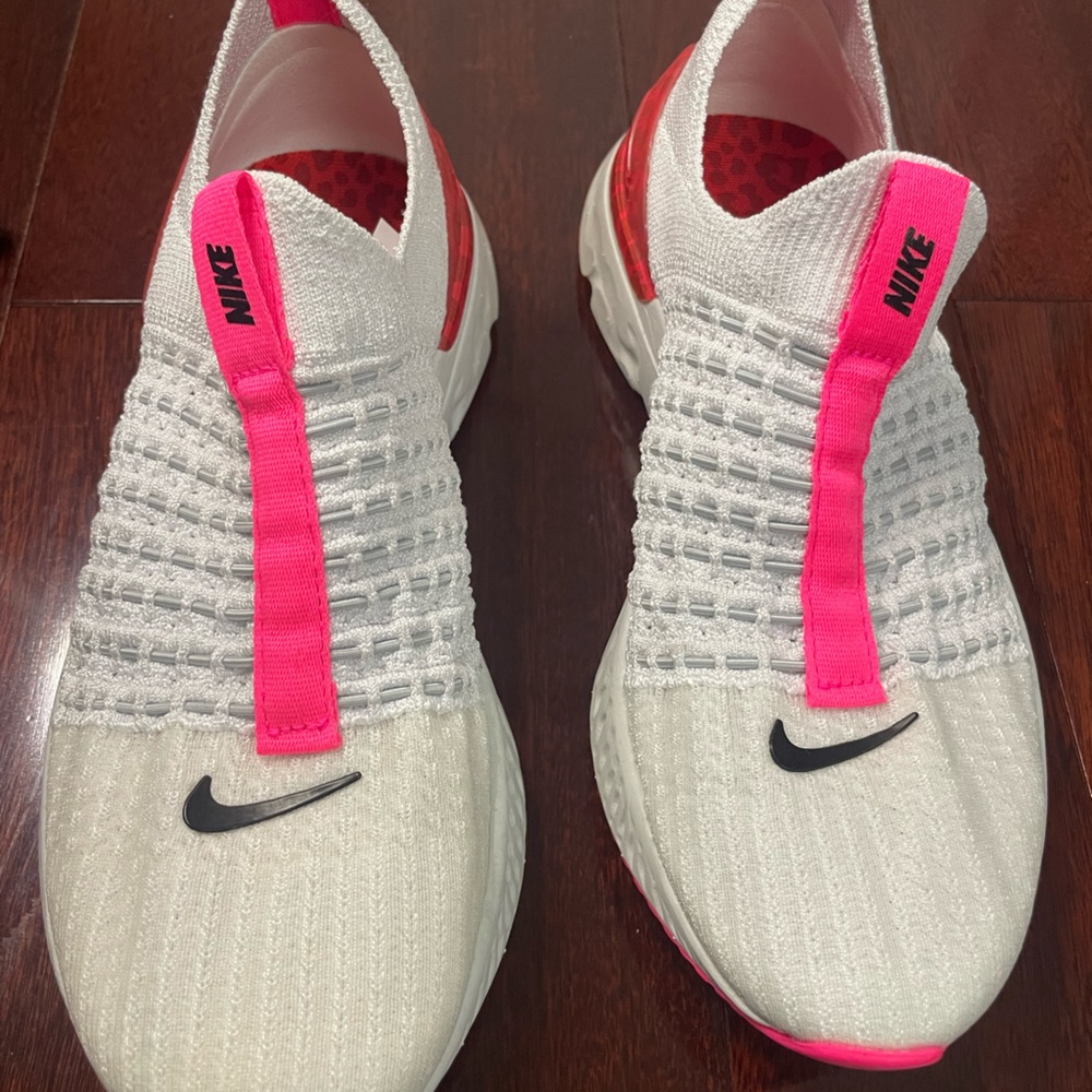 Women’s Nike Phantom React- hot pink and white